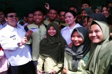 Foto bersama dengan para pelajar