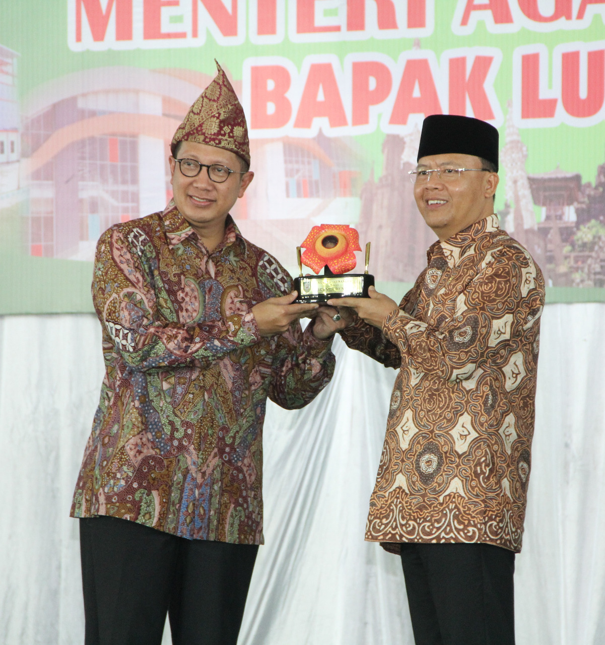 Plt. Gubernur Bengkulu memberikan Cendra mata kepada Menteri Agama RI
