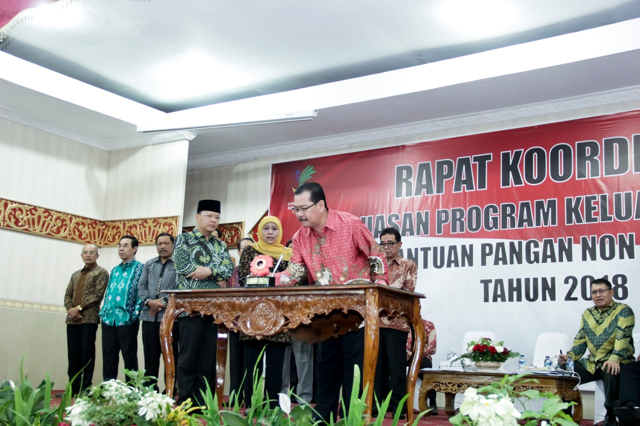 Rektor UNIB tandatangani naskah MoU program validasi data rumah tangga miskin bekerjasama dengan kampus.
