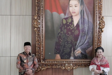 Gubernur Bengkulu Rohidin Mersyah saat menerima kunjungan keluarga ibu negara pertama yang tergabung dalam Yayasan Fatmawati