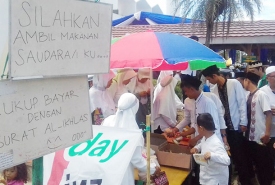 Nampak massa aksi super damai antusias menghampiri stand One Day One Jus