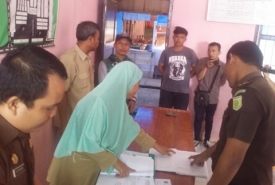 Tim penyidik dari Kejari Bengkulu menggeledah dan membawa sejumlah barang bukti dari UPTD Pasar Pagar Dewa