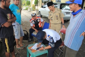 Petugas menilang supir truk