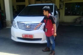 Mobil dinas Gubernur Bengkulu nampak parkir di Polda Bengkulu