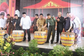 Bupati Ferry Ramli, Gubernur Ridwan Muktiu, Ketua DPRD Kota, Sekda Bengkulu Tengah dan undanggan khusus lainnya melakukan pemukulan dol