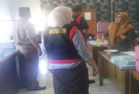 Timsus Tipikor Kejati Bengkulu saat memasuki ruang sekretaris BPKAD Kota Bengkulu
