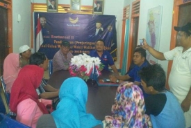 Para pedagang, supir angkot dan juru parkir mendaftarkan Suimi Fales ke Partai Nasdem