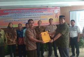 Ketua KPU Darlinsyah menyerahkan Hasil Pleno Rekapitulasi dengan Ketua Panwaslu Ir Sugiharto
