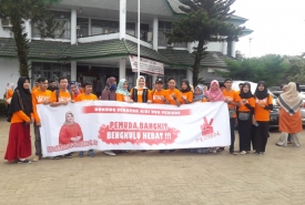 Riri Damayanti foto bersama pendukungnya di depan Kantor KPU Provinsi Bengkulu
