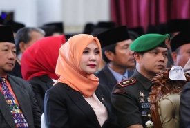 Erna Sari Dewi (berjilbab) saat menghadiri pelantikan Penjabat Wali Kota Bengkulu beberapa waktu lalu