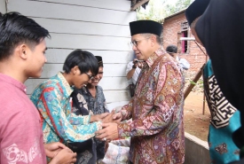 Menteri Agama M. Lukman Hakim Saifuddin saat mengunjungi rumah penerima beasiswa Bidik Misi IAIN Bengkulu
