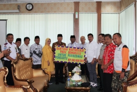 Plt Gubernur Bengkulu Rohidin Mersyah dan rombongan menyerahkan bantuan kepada Wali Kota Palu