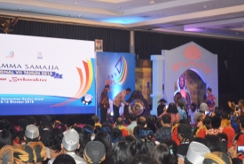 Menteri Agama Memukul Gong Tanda Kegiatan Dibuka