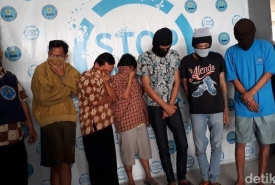 pelaku pesta sabu sambil nonton piala dunia di rumah kawasan Kendangsari, Surabaya.