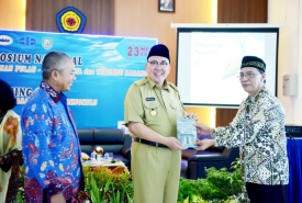 Gubernur Bengkulu Ridwan Mukti menerima cinderamata