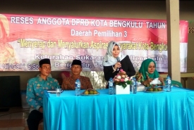 Anggota DPRD Kota Bengkulu Yani Setianingsih menanggapi aspirasi, usulan bahkan keluhan yang disampaikan masyarakat