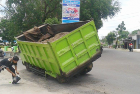Dump truk milik PT Rodatekindo Purajaya (RP) nyaris terguling di Jalan Raflesia Kelurahan Nusa Indah Kota Bengkulu