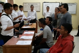 Aparat Kepolisian Polres Kepahiang Mengamankan oknum parkir liar dan pedagang saat Operasi Pekat Nala 2018 Senin (10/12/18).