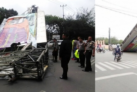 Baliho Yang Roboh di Depan SMAN 5 Kota Bengkulu