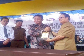 Bupati Seluma Bundra jaya, Direktur Utama BPD Agus Salim saat menerima cindra mata