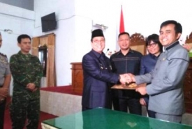 Bupati Seluma Bundra Jaya dan Ketua DPRD Seluma Husni Thamrin Menandatangani Surat Keputusan Kesepakatan bersama Pembentukan Peraturan Daerah Tahun 2018