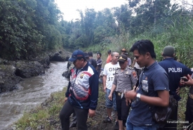Aparat Kepolisin Menyisiri Tepi Sungai Melakukan Pencarian Korban Tenggelam Senin (10/12/18)