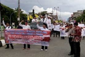 Massa Di Bengkulu Selatan Menggelar Demo Menuntut Ahok Dipenjarakan
