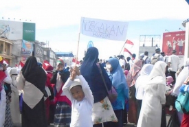 Seorang Anak Nampak Riang Mengikuti Demo