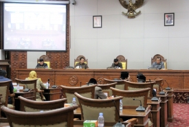 Agenda Rapat kali ini Penyampaian Pandangan Umum Fraksi-Fraksi terhadap Nota Penjelasan Gubernur Bengkulu atas Raperda Provinsi Bengkulu tentang RAPBD Tahun 2019