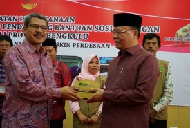 Plt Gubernur dan Dirjen Penanganan Fakir Miskin Kemensos RI serta Kepala Dinsos Provinsi Bengkulu menerima cendera mata dari BPJS Bengkulu