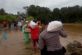 Polres Kepahiang Bantu Evakuasi Korban Banjir