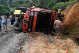 Fuso Bermuatan Sawit Terbalik