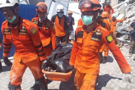 Tim melakukan evakuasi korban gempa bumi dan tsunami di Palu dan Donggalu