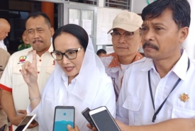 Susi Marleny Bachsin didampingi pengurus Gerindra provinsi mendaftarkan bacaleg ke KPU Provinsi Bengkulu [foto : Potretraflesia.com)