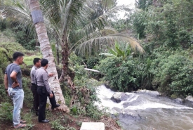 Proses pencarian korban hanyut warga Desa Kembang Seri