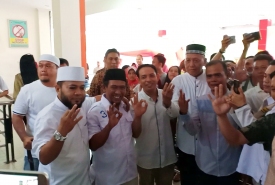 Helmi Hasan tiba di Bandara Fatmawati Soekarno disambut ketua partai pengusung dan tim pemenangan (Foto : Rmolbengkulu.com)