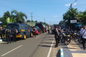 Nampak aparat berjaga dihalaman rumah Ridwan Mukti