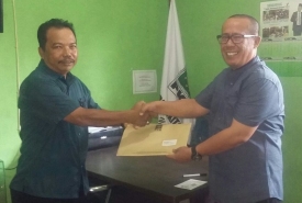Penyerahan SK caretaker kepada Suroto