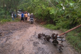 Akibat tiang listrik ambruk lampu di Seberang Musi padam