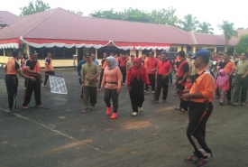 Kapolres Bengkulu Selatan Saat Melepas Peserta Jalan Santai Peringatan HUT Bhayangkara Ke-72