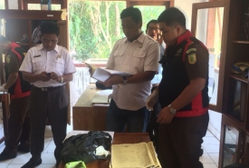 Tim Penyidik Kejaksaan Kaur Melakukan Penggeledahan Kantor Camat Maje Atas Pengembangan Kasus Dugaan Korupsi DD Desa Kedataran