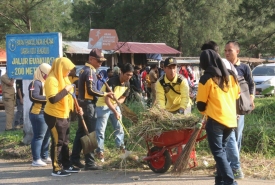Organisasi Perangkat Daerah (OPD) di lingkungan Pemerintah Kota (Pemkot) Bengkulu melakukan kebersihan di kawasan Pantai Panjang