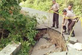 Beberapa Titik Jalan di Bengkulu Selatan Amblas