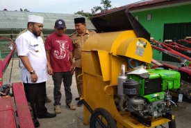 Wali Kota Helmi Hasan Bagi Alsintan Kepada Petani