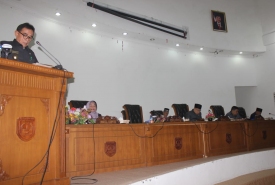 Bupati Kepahiang Dr Ir Hidayattulah Sjahid, MM Saat Menyampaikan Jawaban Bupati Terhadap Pandangan Umum Feraksi Terhadap RAPBD 2019