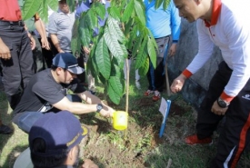 Wawali Menyiram Tanaman di Kecamatan Selebar