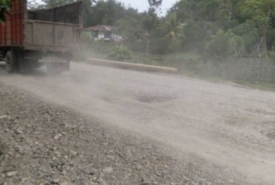 Jalan Berdebu Yang Dibangun PT Waskita Karya