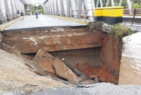 Jembatan amblas di Bengkulu Selatan