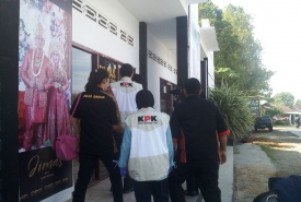 Tim KPK saat melakukan penggeledahan di Bengkulu Selatan terkait OTT