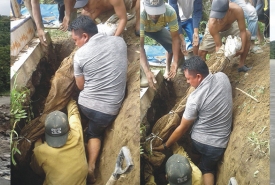 Belasan kuburan terpaksa dipindahkan akibat abrasi yang melanda sepanjang kawasan Sungai Padang Guci